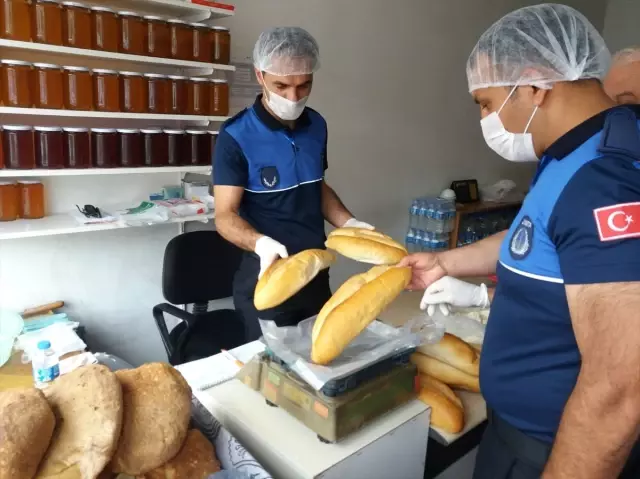 Zabıta ekipleri ekmek gramaj denetimi yaptı Zabıta ekipleri ekmek gramaj denetimi yaptı