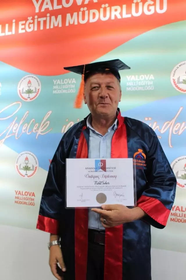 50 yaşında üniversite mezunu oldu