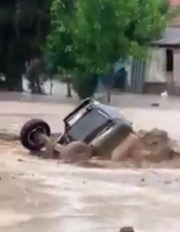 Acıpayam'da sel; otomobil ve traktör sürüklendi