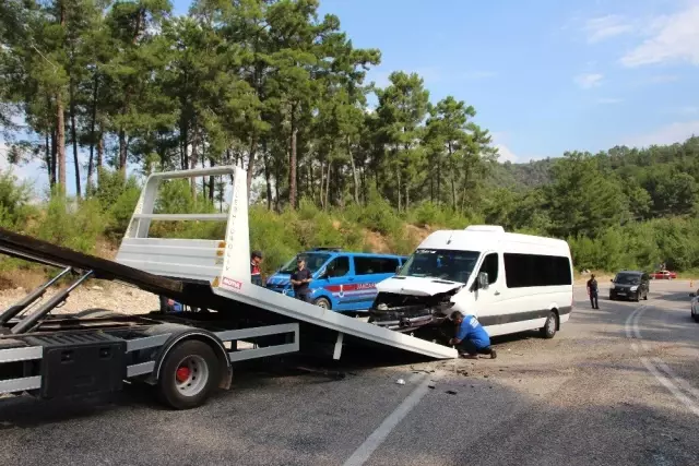 Antalya'da trafik kazası: 11 yaralı