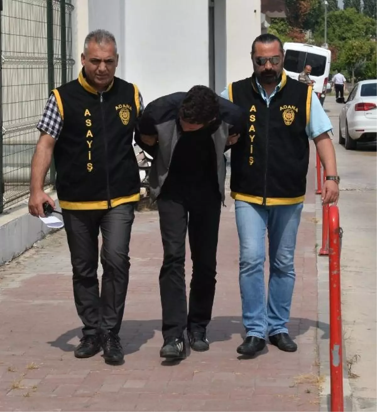 Bıçaklı gaspçıyı boynundaki dövmesi ele verdi