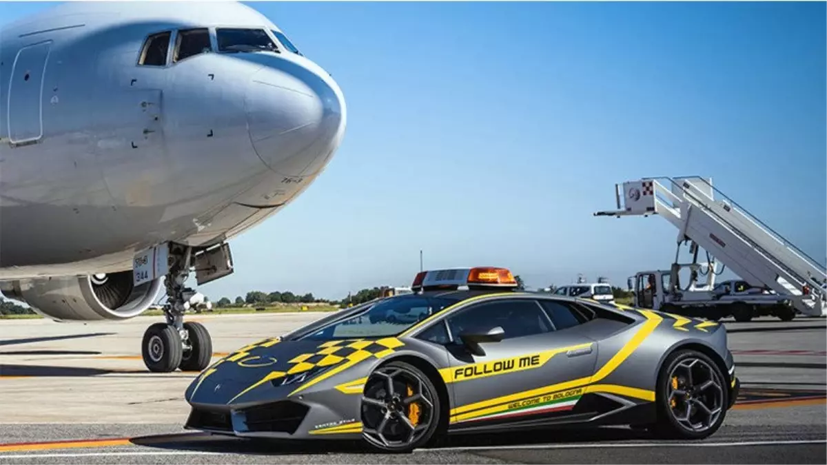 Bologna Havaalanında Uçaklar Lamborghini Huracán'ı Takip Ediyor