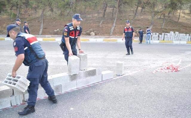 'Dedemizden kaldı' deyip turistik yolu kapattılar!