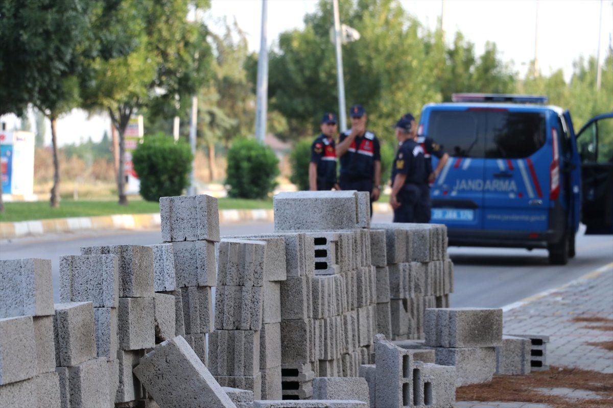'Dedemizden kaldı' deyip turistik yolu kapattılar!