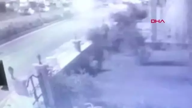 Elazığ - Yolcu minibüsü ile hafif ticari aracın çarpışması kamerada Elazığ - Yolcu minibüsü ile hafif ticari aracın çarpışması kamerada
