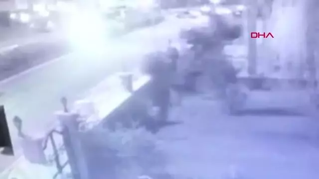 Elazığ - Yolcu minibüsü ile hafif ticari aracın çarpışması kamerada Elazığ - Yolcu minibüsü ile hafif ticari aracın çarpışması kamerada
