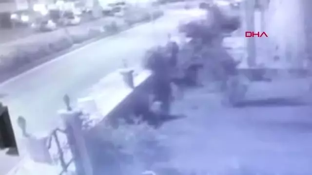 Elazığ - Yolcu minibüsü ile hafif ticari aracın çarpışması kamerada Elazığ - Yolcu minibüsü ile hafif ticari aracın çarpışması kamerada