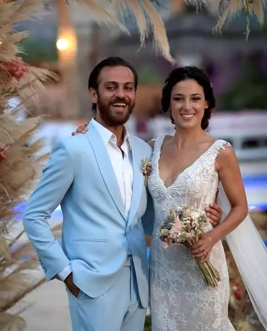 Erkan Kolçak Köstendil'in eşi Cansu Tosun, cesur pozlarıyla yürek hoplattı Erkan Kolçak Köstendil'in eşi Cansu Tosun, cesur pozlarıyla yürek hoplattı