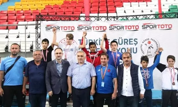 Küçük Minikler Grekoromen Güreş Şampiyonası'nda ilk madalyalar sahibini buldu