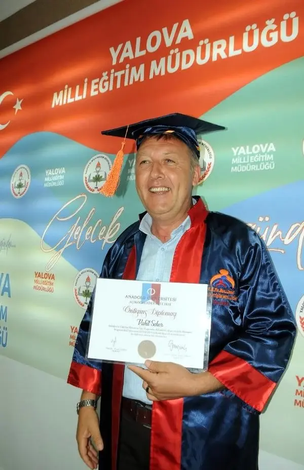 Milli Eğitim Müdüründen 50 yaşında üniversite bitiren şoförüne sürpriz kep töreni