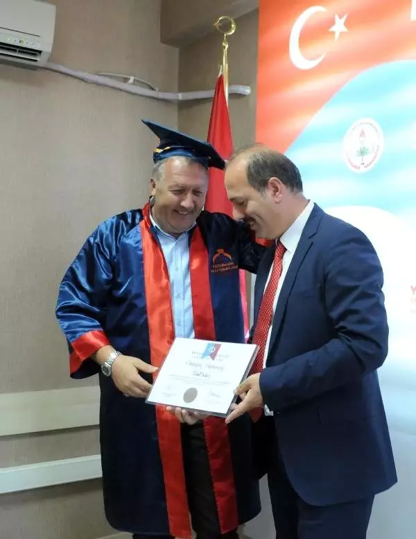 Milli Eğitim Müdüründen 50 yaşında üniversite bitiren şoförüne sürpriz kep töreni