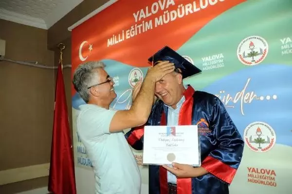 Milli Eğitim Müdüründen 50 yaşında üniversite bitiren şoförüne sürpriz kep töreni