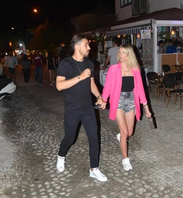 Milli futbolcu İrfan Kahveci kız arkadaşı ile Çeşme'de Milli futbolcu İrfan Kahveci kız arkadaşı ile Çeşme'de