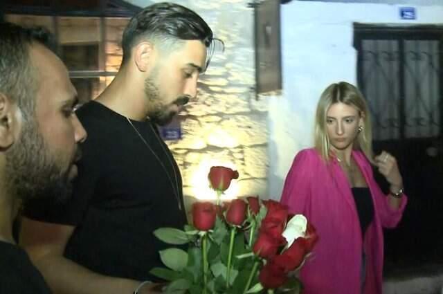 Milli futbolcu İrfan Kahveci kız arkadaşı ile Çeşme'de görüntülendi
