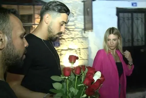 Milli futbolcu İrfan Kahveci kız arkadaşı ile Çeşme'de Milli futbolcu İrfan Kahveci kız arkadaşı ile Çeşme'de