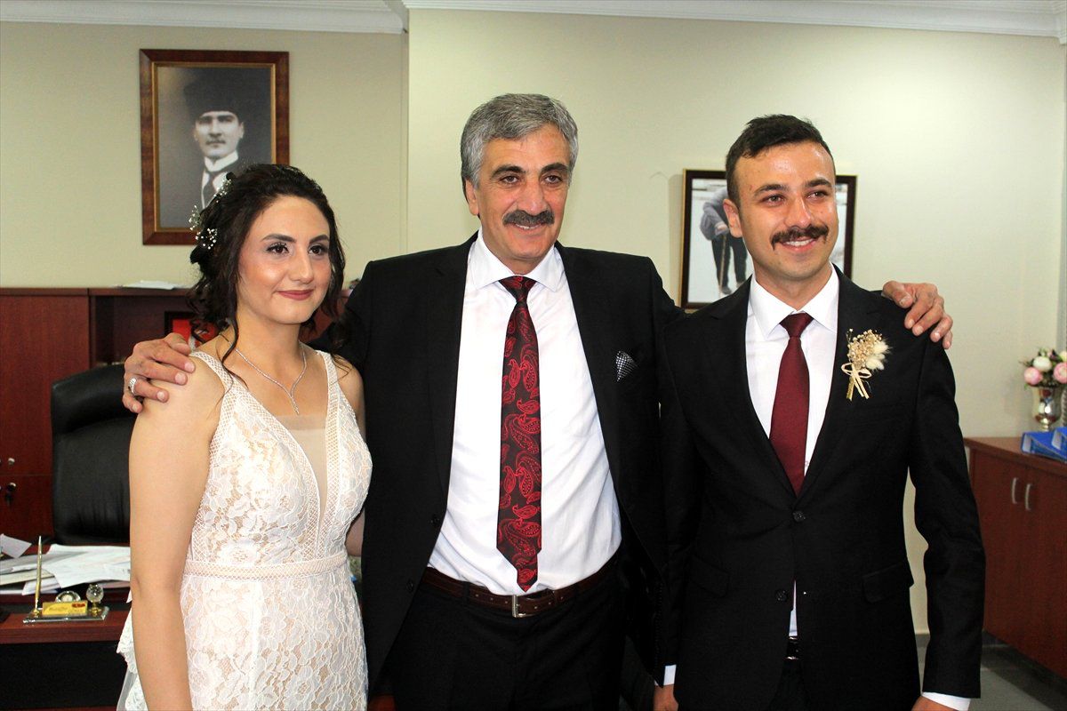 Nikahını, nikah memuru babası kıydı