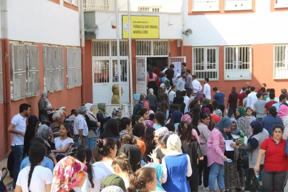 Öğrenciler içeride, aileler dışarıda ter döktü