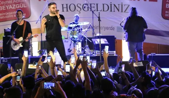 Sanatçı İlyas Yalçıntaş konseri ilgi gördü