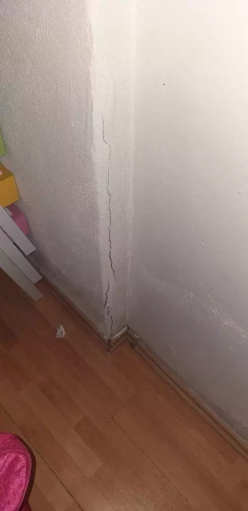 Sel kolonları çatlattı bina boşaltıldı Sel kolonları çatlattı bina boşaltıldı