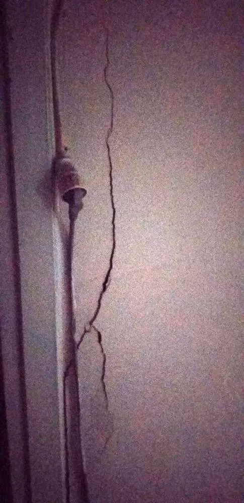 Sel kolonları çatlattı bina boşaltıldı Sel kolonları çatlattı bina boşaltıldı
