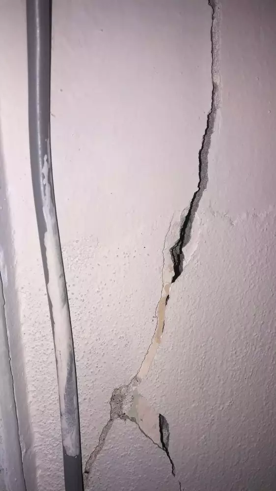 Sel kolonları çatlattı bina boşaltıldı Sel kolonları çatlattı bina boşaltıldı