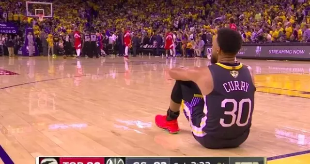 Stephen Curry Toronto serisinde 6. maçtan sonra duvarları yumrukladı Stephen Curry Toronto serisinde 6. maçtan sonra duvarları yumrukladı