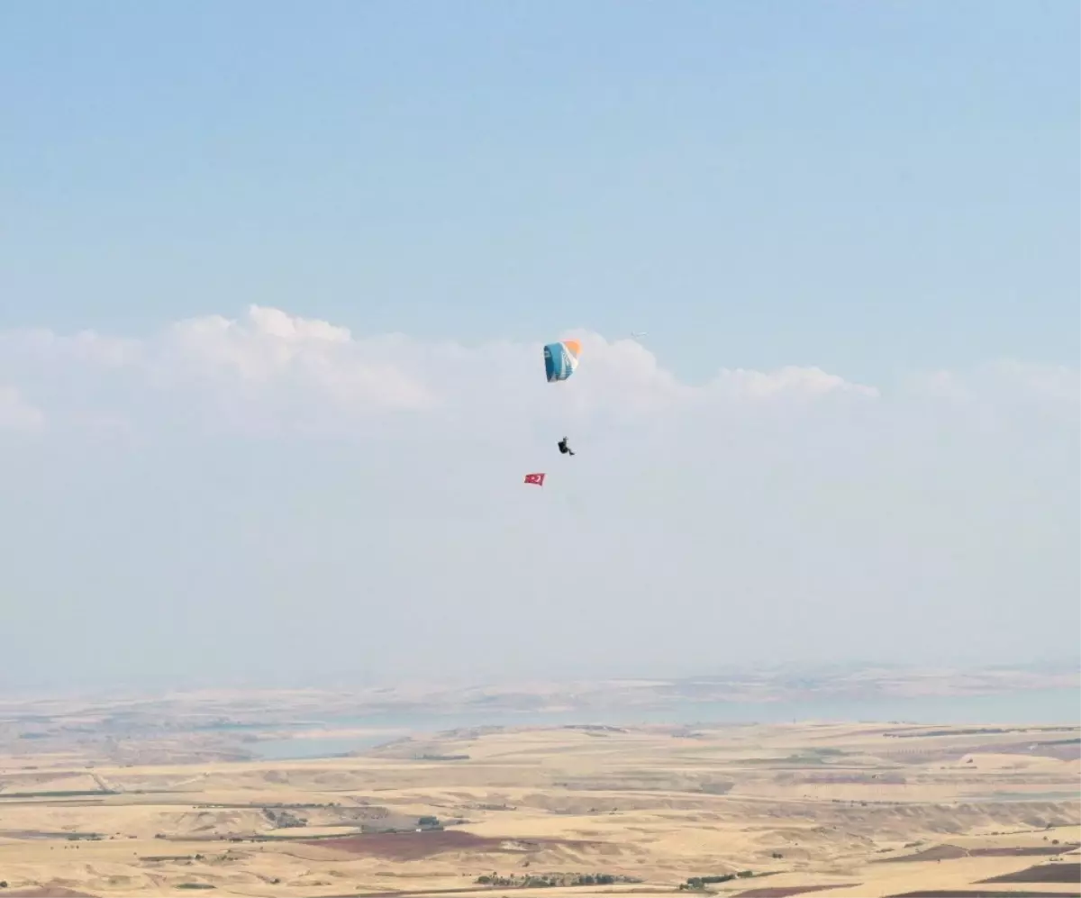 Türk Bayrağı gökyüzünde dalgalandı