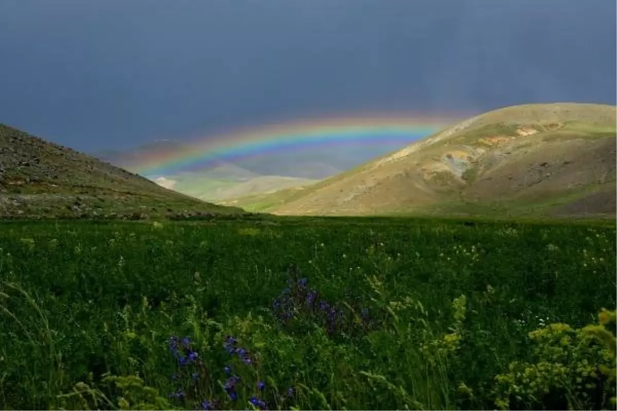 Van'da seyrine doyumsuz gökkuşağı manzarası