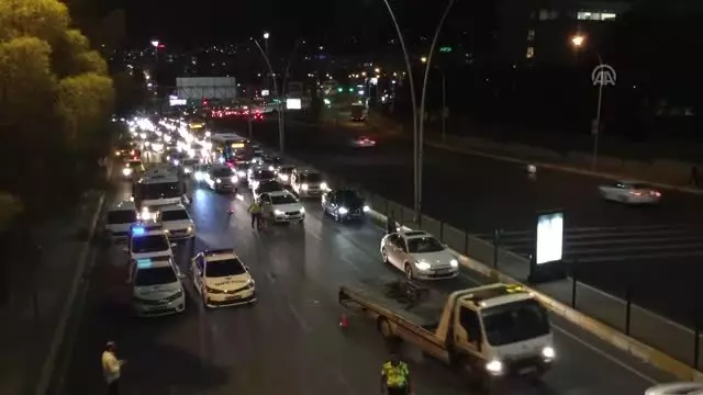 Yola dökülen saman balyaları trafiği aksattı - ŞANLIURFA Yola dökülen saman balyaları trafiği aksattı - ŞANLIURFA