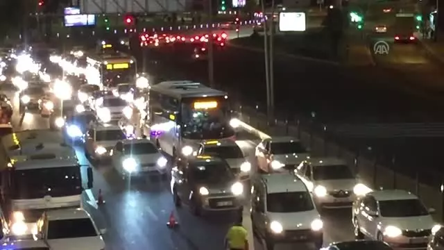Yola dökülen saman balyaları trafiği aksattı - ŞANLIURFA Yola dökülen saman balyaları trafiği aksattı - ŞANLIURFA