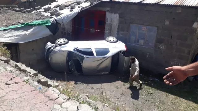 Ağrı'da otomobil 10 metre yükseklikten bahçeye uçtu Ağrı'da otomobil 10 metre yükseklikten bahçeye uçtu