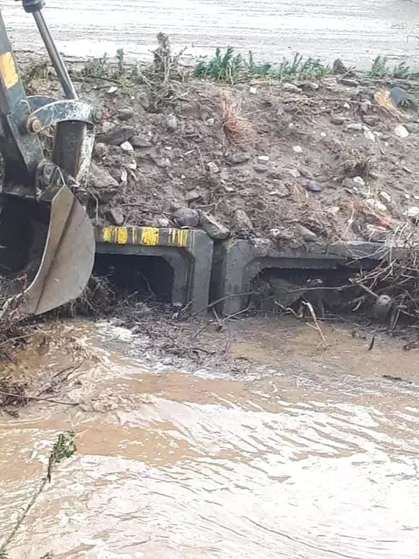Alaşehir'de sel suları 2 traktörü yuttu