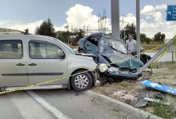 Burdur'da otomobiller çarpıştı: 5 yaralı