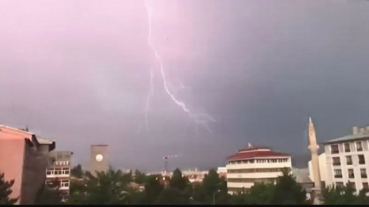 Yıldırım düşmesi sonucu bir ev yanarak kül oldu