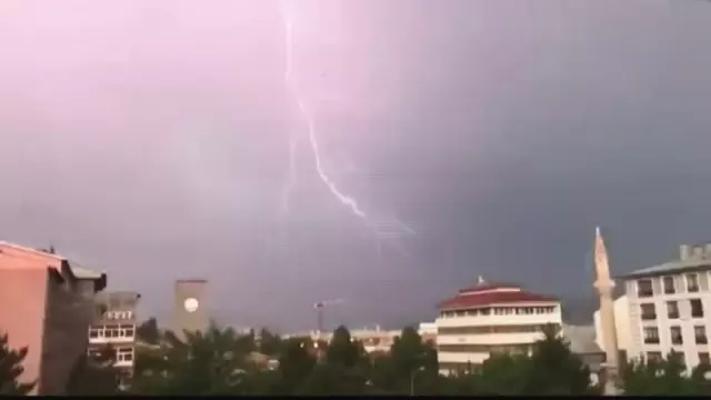 Yıldırım düşmesi sonucu bir ev yanarak kül oldu