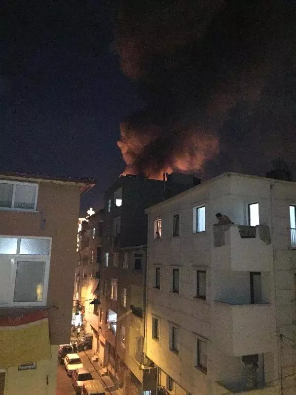 Esenler'de 5 katlı binanın çatısı alev alev yandı