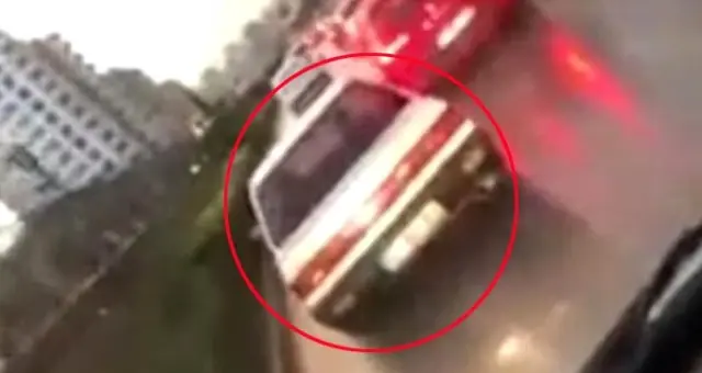 Hasta taşıyan ambulansa yol vermeyen trafik magandası cep telefonuyla kaydedildi