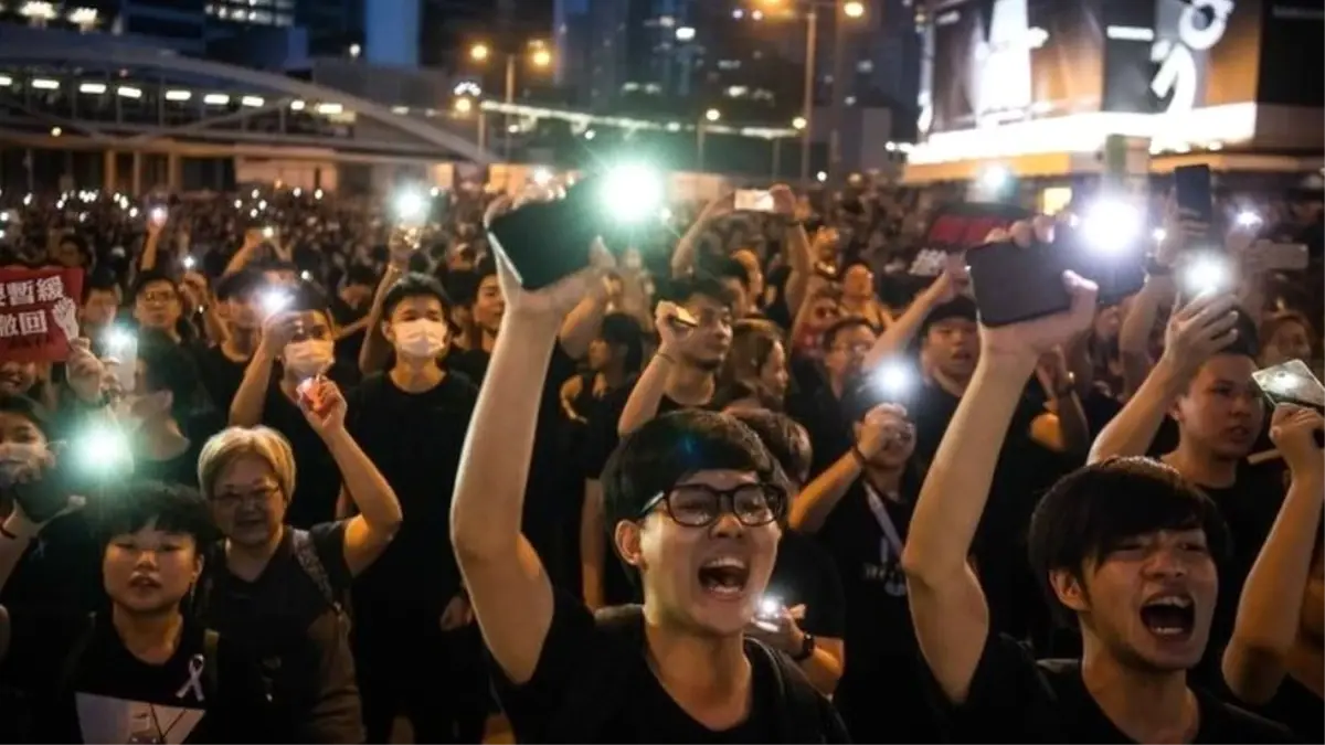 Hong Kong protestoları: Tartışmalı tasarı askıya alındı, gösteriler sürüyor