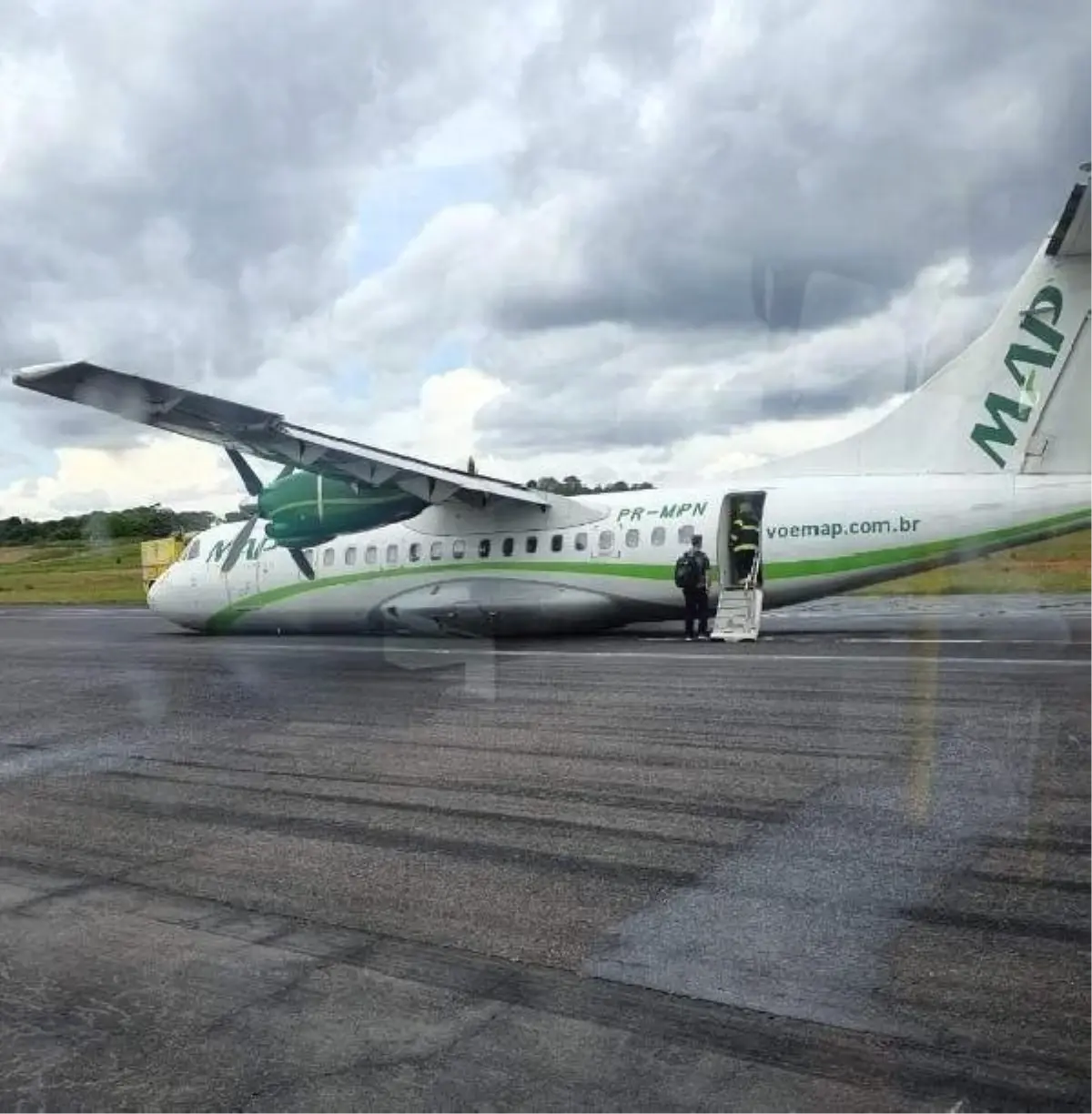 İniş takımı arızalanan uçak gövde üzerine indi