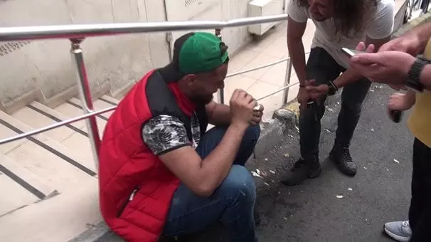 İstanbul'un göbeğinde dehşet! Sokakta yürüyen gencin suratına tiner attılar