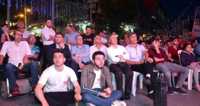 İstanbullular Yıldırım ve İmamoğlu ortak yayınına kilitlendi. Yayın vatandaşlar tarafından pür dikkat izlendi