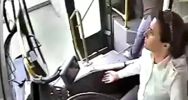 Kalp krizi geçiren yolcunun otobüs şoförü tarafından hastaneye yetiştirildiği anlar kamerada