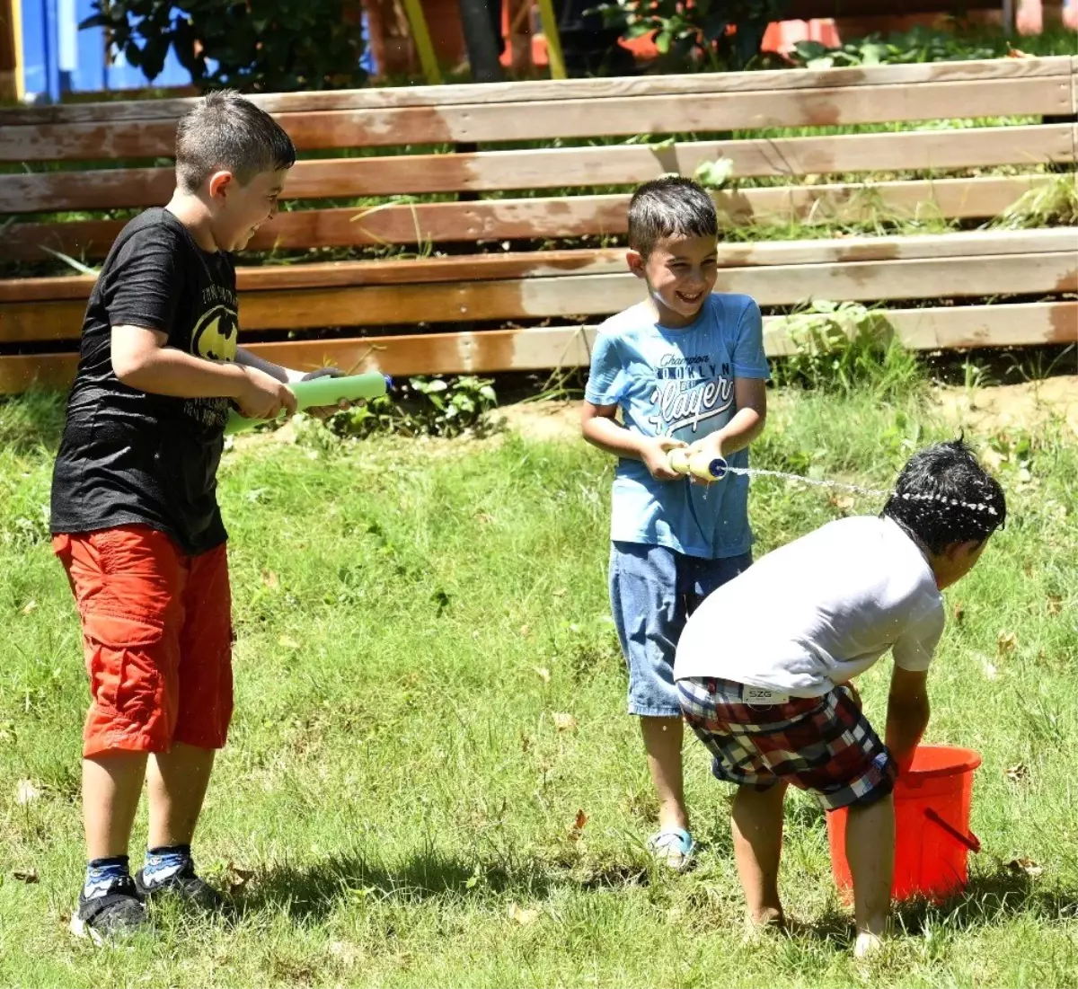 Karne alan çocuklar su savaşıyla eğlendi