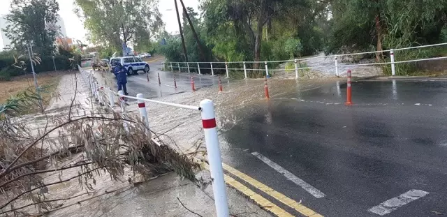 Kıbrıs'ta yaz yağmurları araçları devirdi