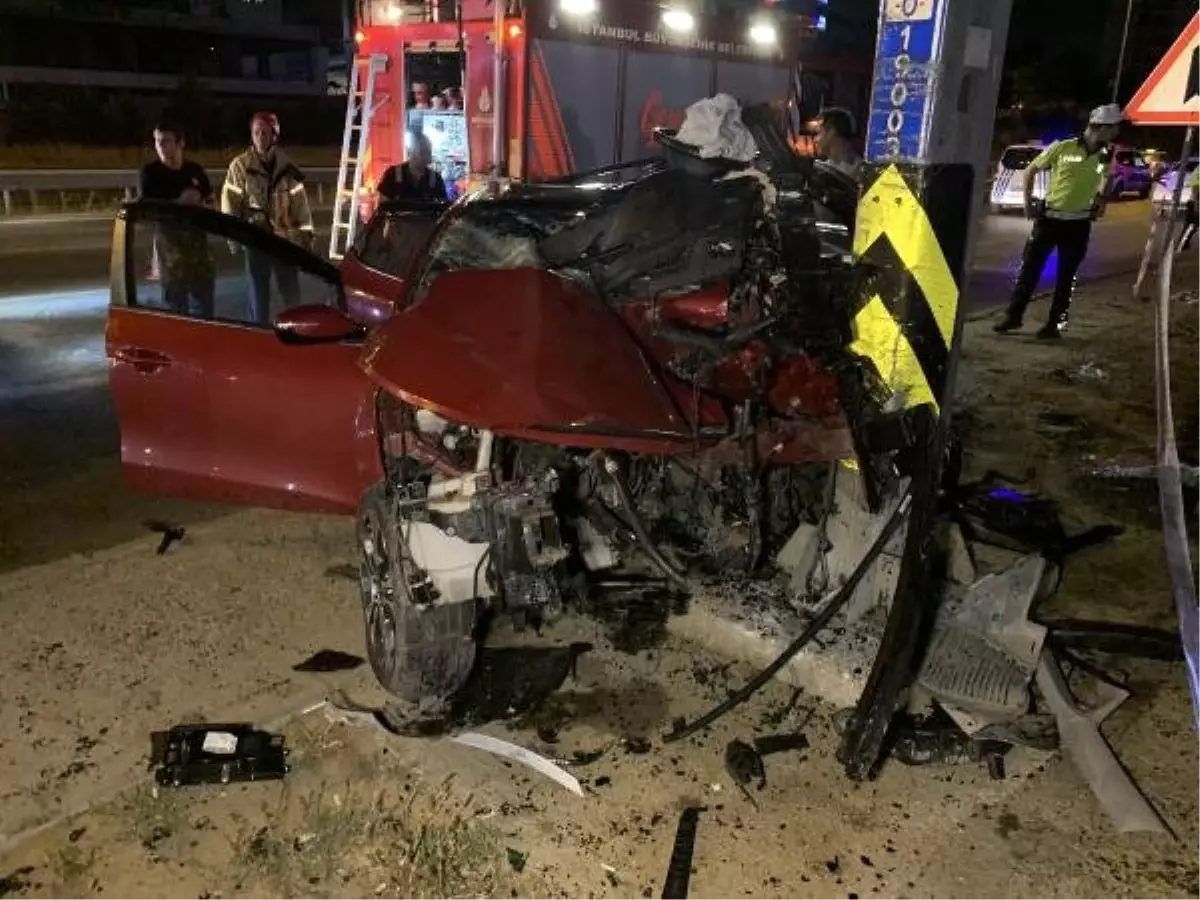 Maltepe'de otomobil direğe çarptı: biri ağır, 2 yaralı