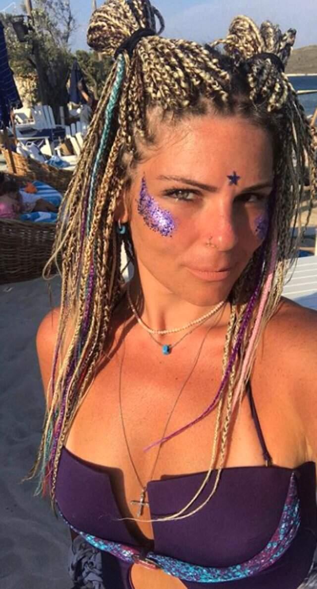 Oyuncu Pelin Öztekin, taktığı haç kolyesi yüzünden büyük tepki çekti