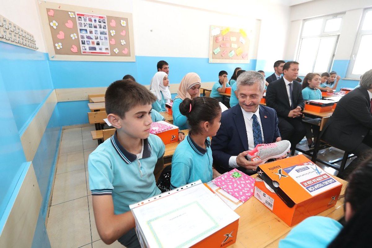 Şahinbey Belediyesi'nden öğrencilere karne hediyesi spor ayakkabı