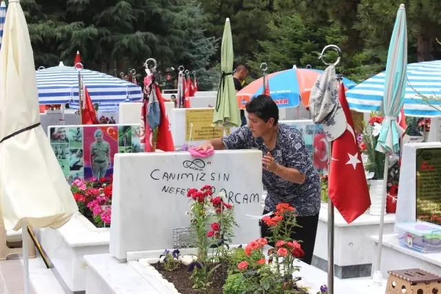 Şehit ailelerinden Babalar Günü'nde Cebeci Askeri Şehitliği'ne ziyaret