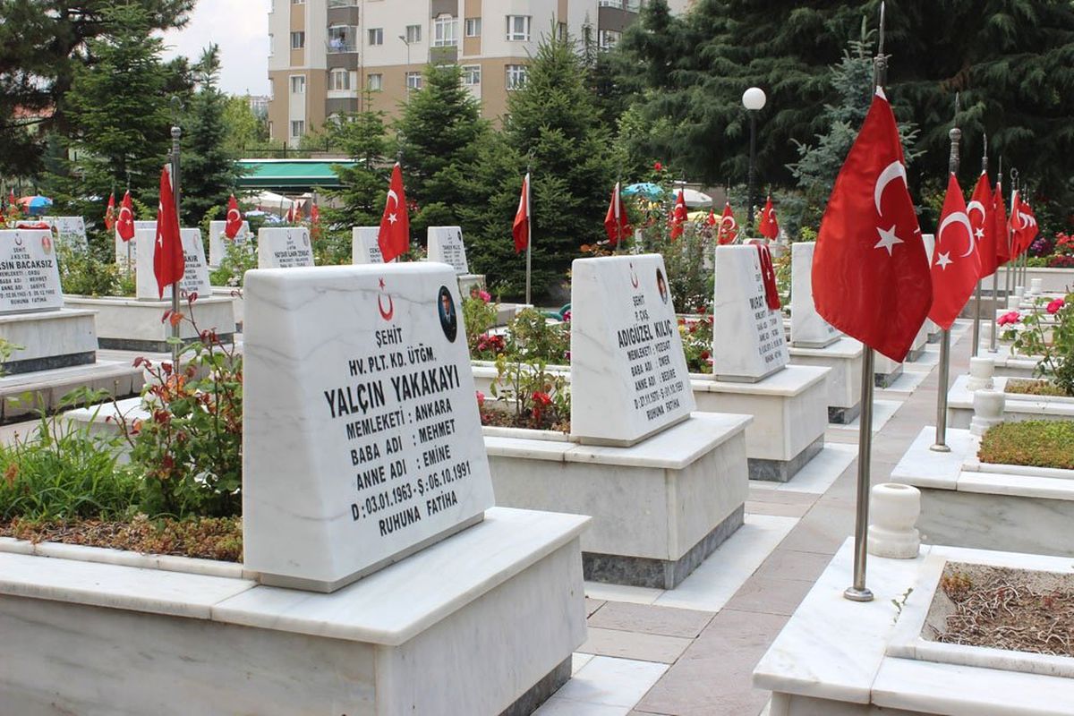 Şehit ailelerinden Babalar Günü'nde Cebeci Askeri Şehitliği'ne ziyaret