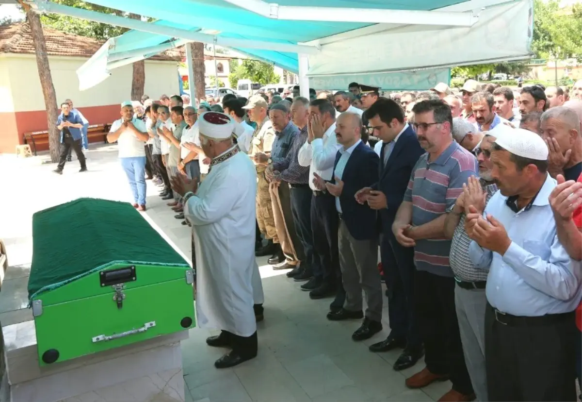 Şehit babası 'Babalar Günü'nde son yolculuğuna uğurlandı